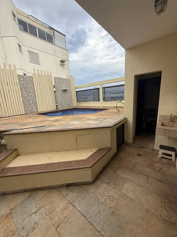 Descubra uma cobertura exclusiva na Rua 12, no SETOR OESTE de Goiânia. Com uma v...