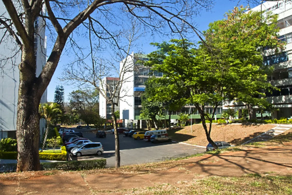 Descubra um apartamento confortável e bem localizado na SQS 215, ASA SUL, Brasíl...