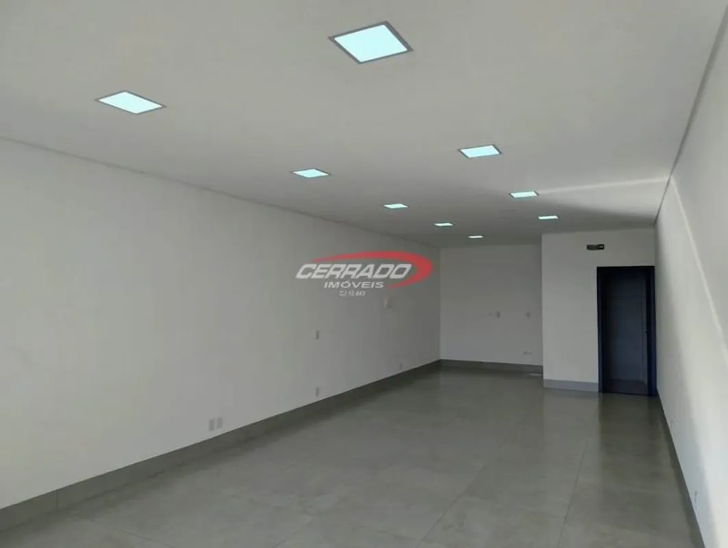 Salas comerciais, no pavimento térreo com 50 m², portas automatizadas, banheiro....