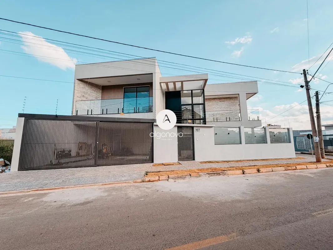 Algo Novo Imobiliária vende essa casa linda e NOVA na QE 56 do Guará 2. Sofistic...