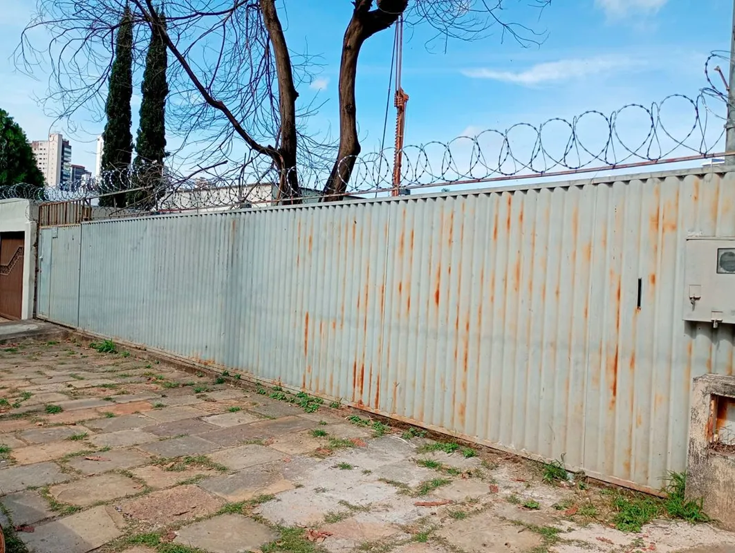 Terreno amplo com 600 m², excelente oportunidade para reforma, ampliação ou novo...