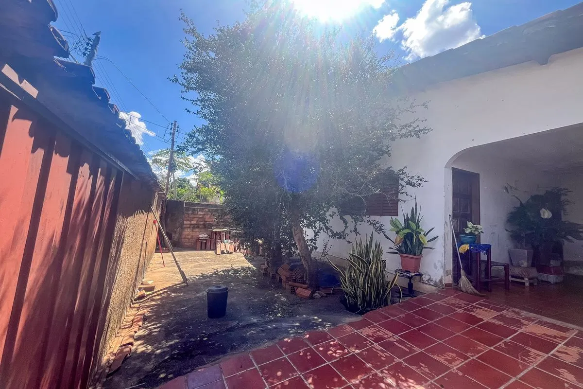 Casa com 83 mÂ² de Ã¡rea construÃ­da em terreno de 387 mÂ², composta por 03 quar...