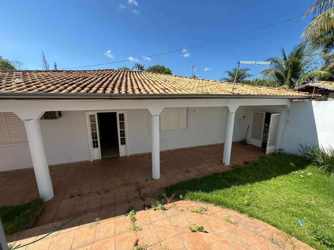 Casa aconchegante, com ambientes amplos e excelente área externa, ideal para que...