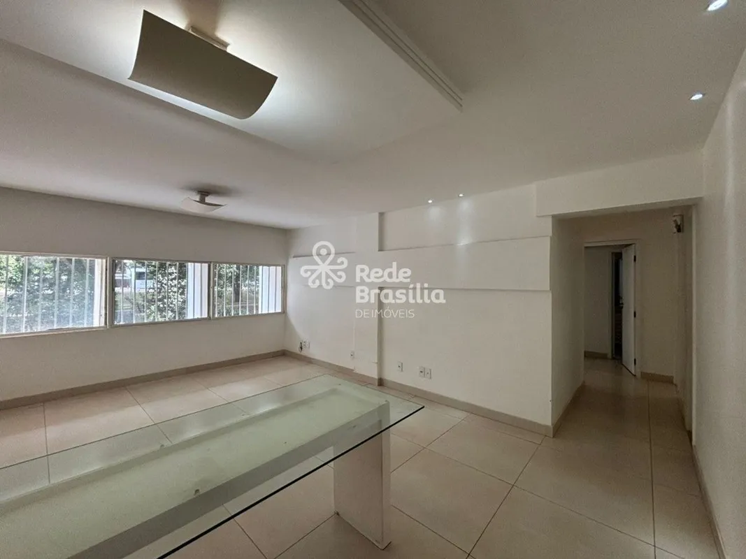 Localizado em quadra tradicional e valorizada de Brasília, este apartamento une ...