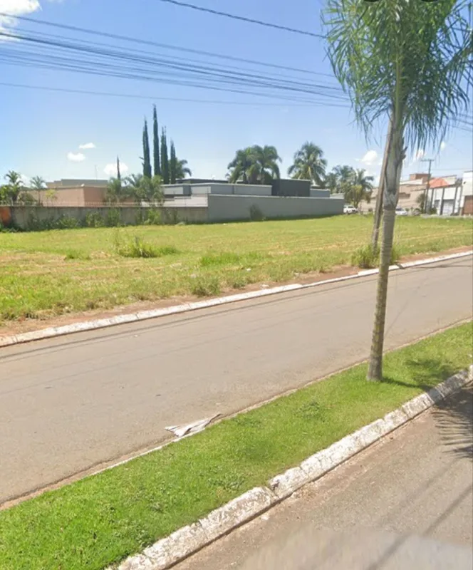 Área de 4 Lotes de 500² cada, totalizando 2 mil m² na avenida Antônio Moreira. A...