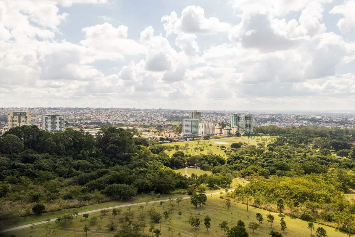 Um apartamento onde a vista para o parque deixa de ser apenas um detalhe e passa...