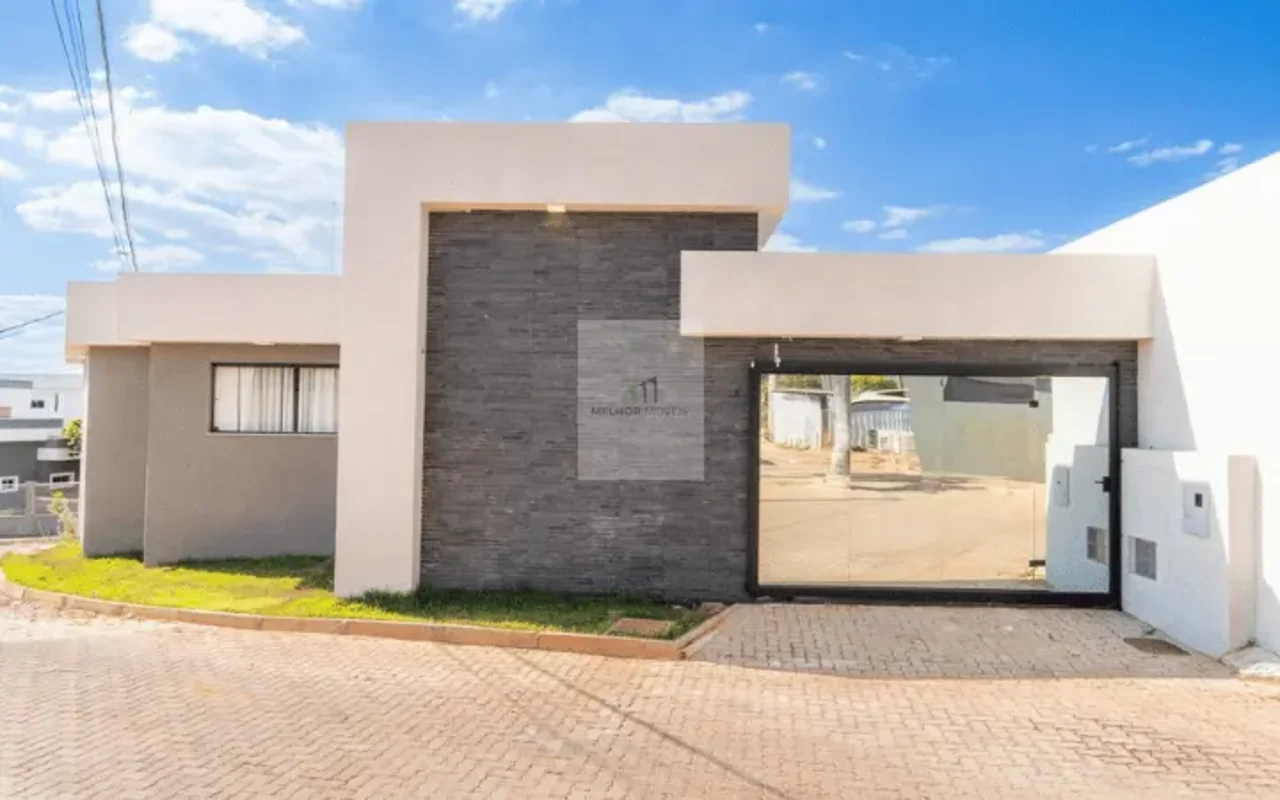  CASA MODERNA EM ARNIQUEIRAS | PORTEIRA FECHADA Apresentamos esta belíssima resi...