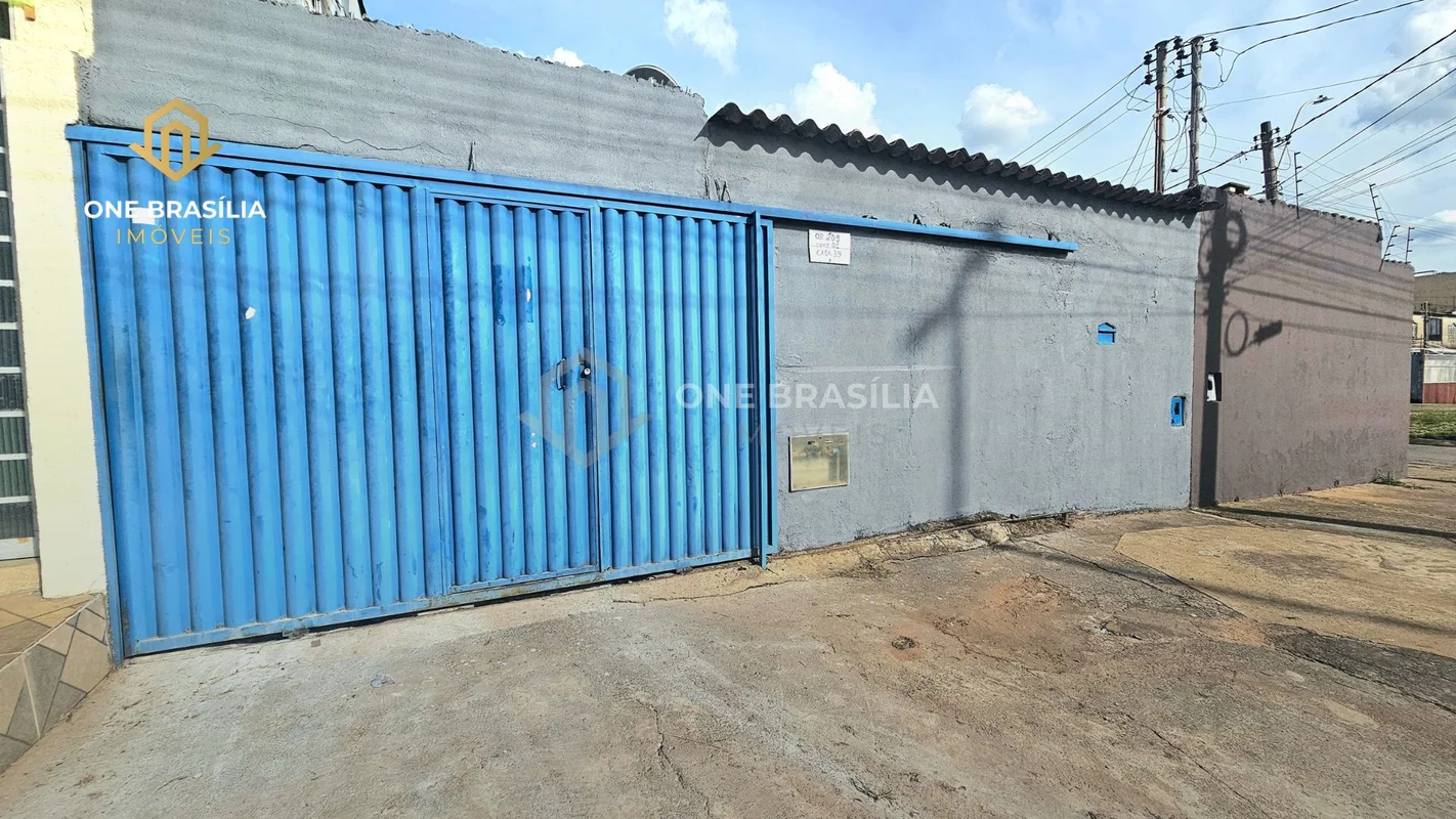 Aluga-se casa térrea ampla e muito bem localizada na QR 209. O imóvel oferece um...