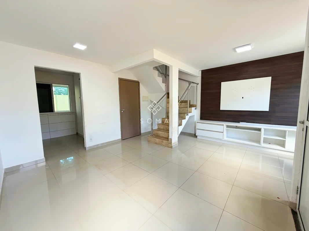 ESPECIFICAÇÕES DA CASA:- Sala ampla para dois ambientes com painel de TV - Cozin...