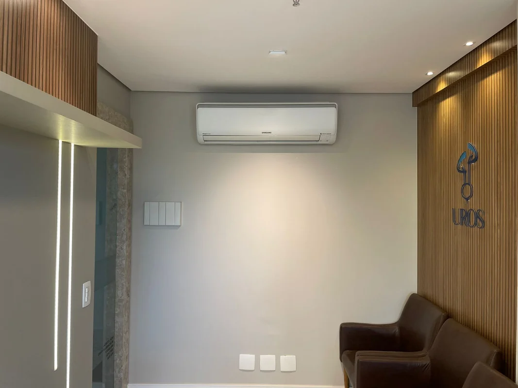 Oportunidade imperdível na ASA NORTE, Brasília: sala de canto com garagem cobert...