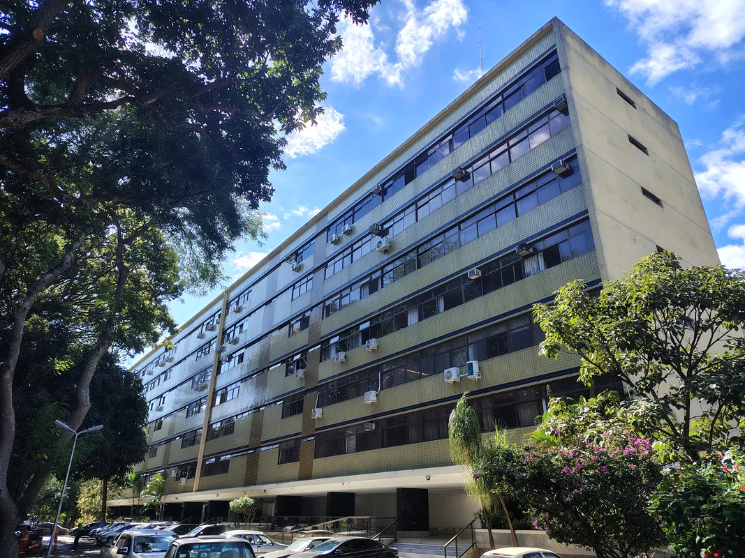 Alugamos ótimo Apto na SQS 103 Bloco "H", composto de:DESC: Sala ampla (02 ambie...