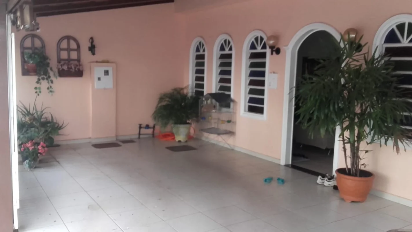 CASA térreaesquinatoda cercada e com varanda fechada laje pé direito de 3m de al...