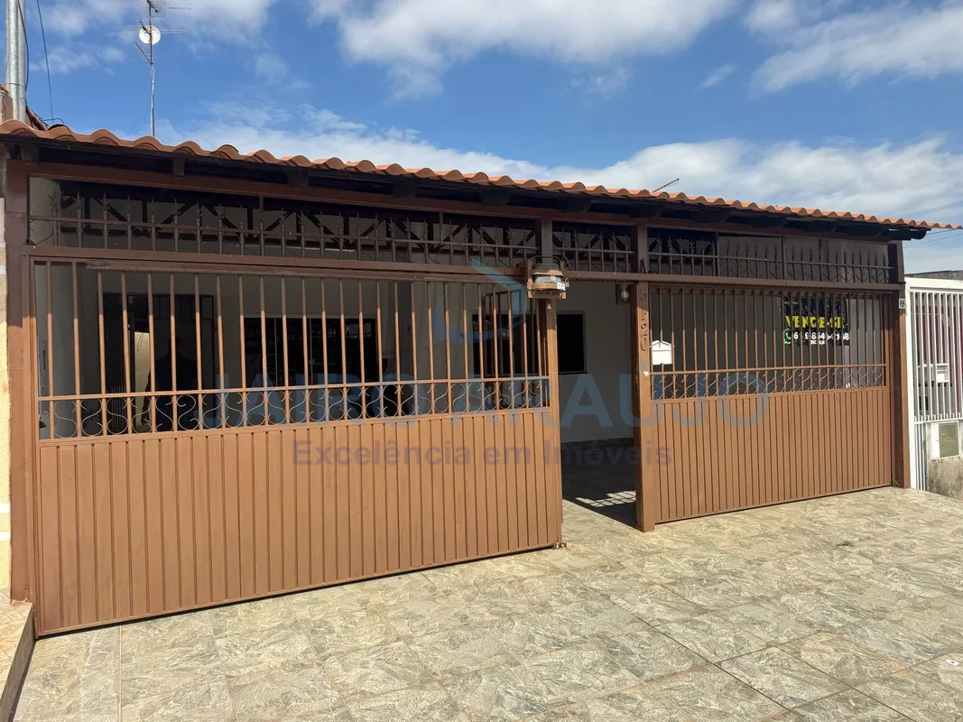 Ótima casa na QNO-05Três dormitórios, sendo 2 suítes e com um closset;Armários p...