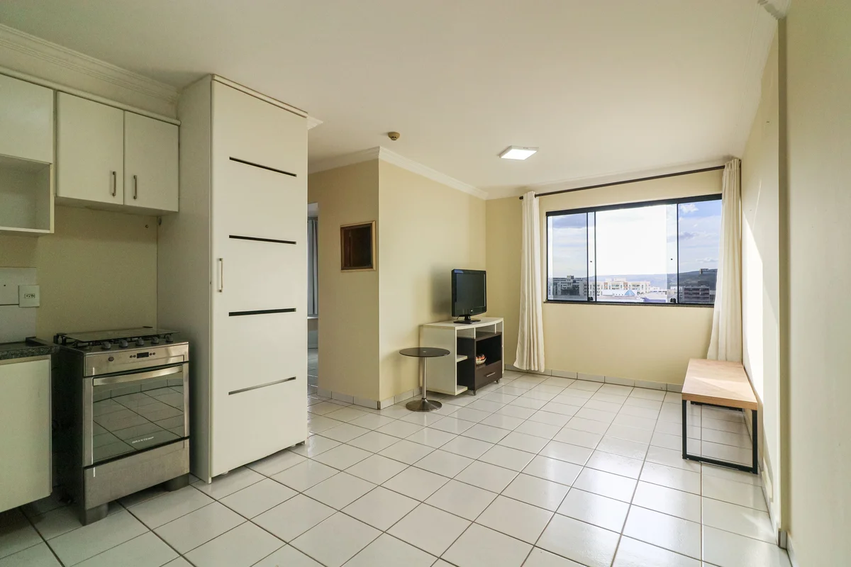 “Apartamento de dois quartos em condomínio com portaria 24 horas e garagem cober...