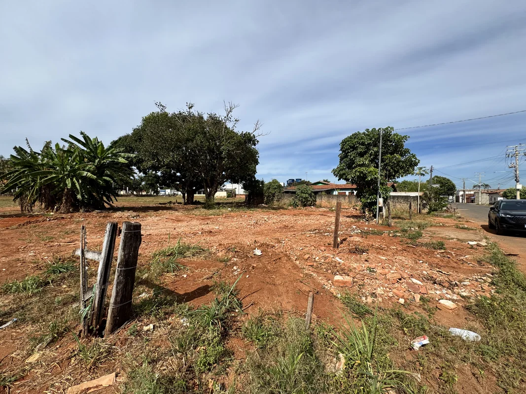 Lote plano com 600 metros quadrados, bem na entrada principal de Santo António d...