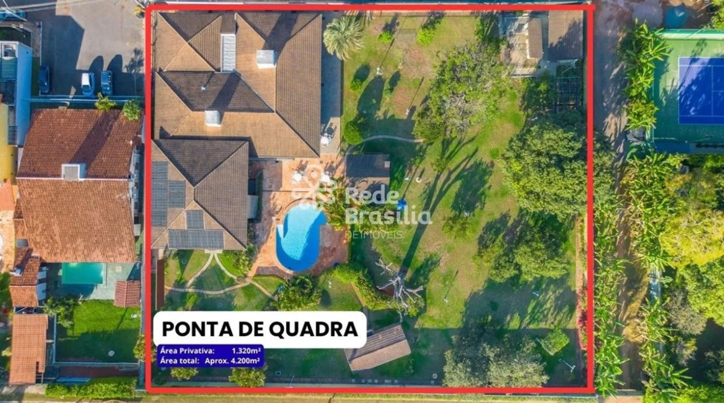 Casa exclusiva à venda na QI 11 do Lago Sul, em ponta de quadra, oferecendo mais...