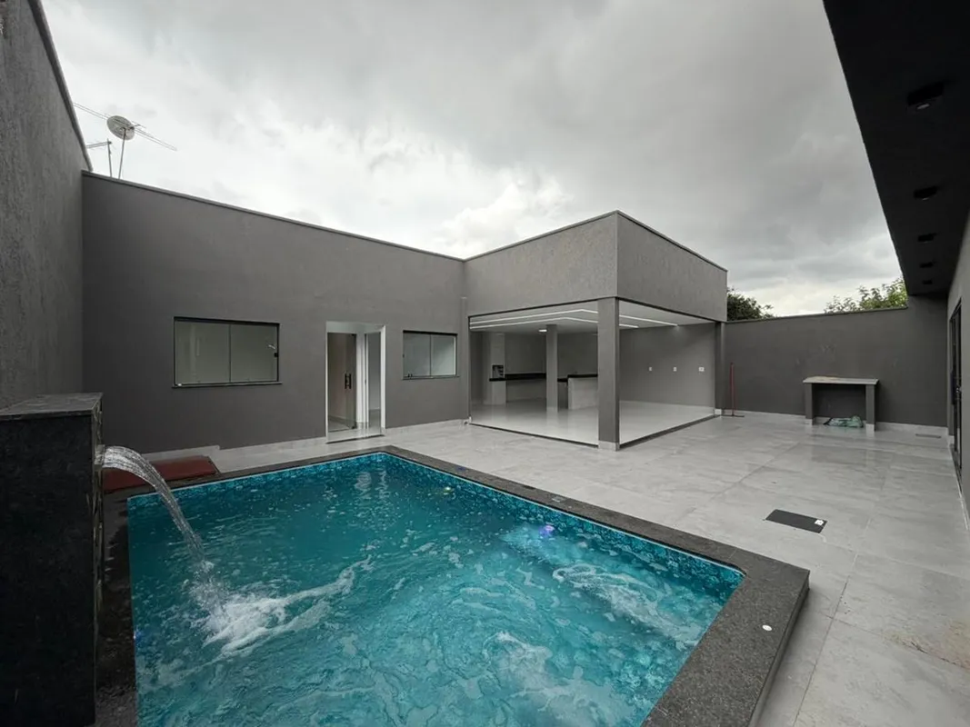Com 372m² de terreno e aproximadamente 224m² de área construída total (incluindo...