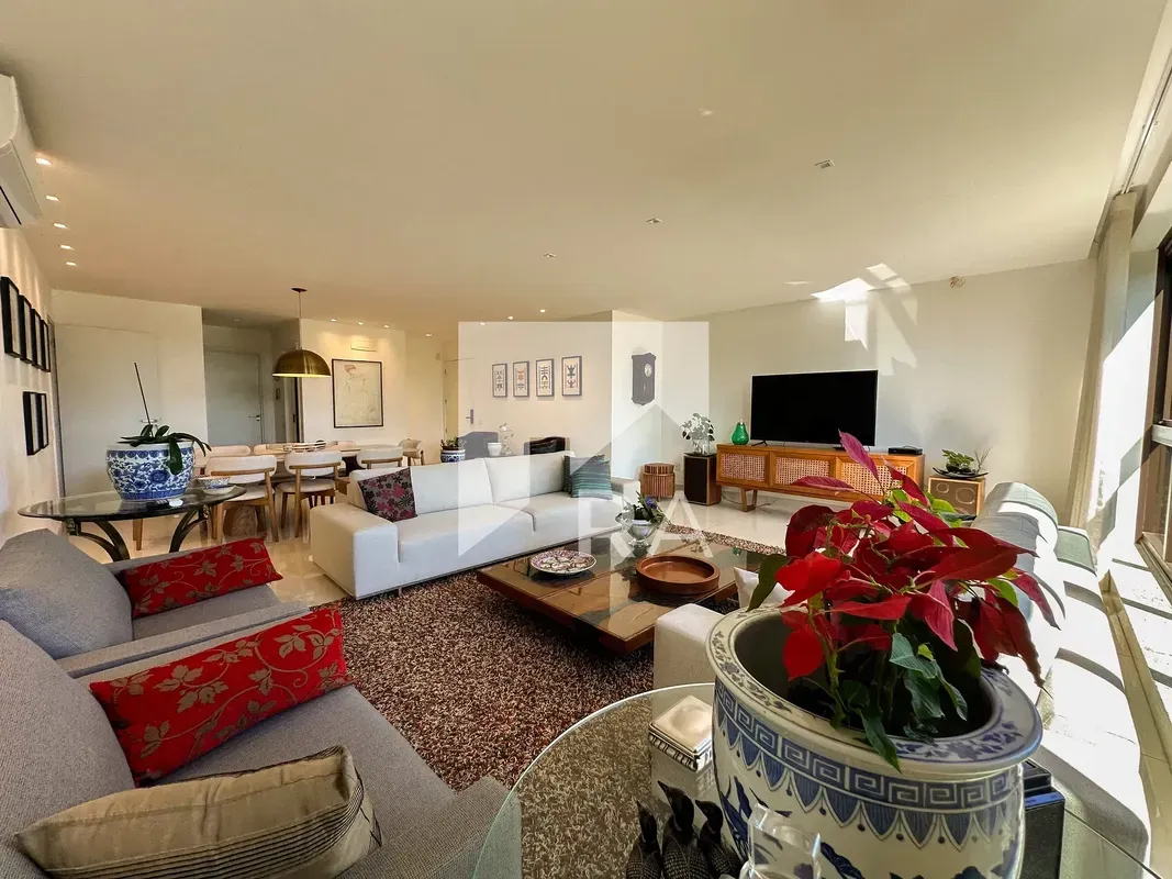 A poucos passos do Parque Olhos d'Água, este elegante apartamento no Edifíc...