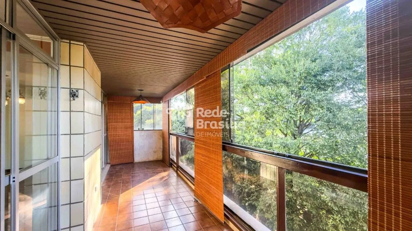 Em uma das localizações mais valorizadas da Asa Norte/Brasília, o apartamento co...