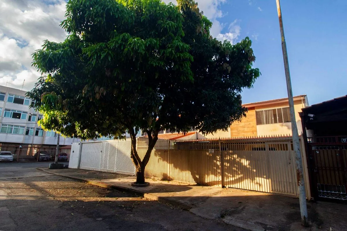 Casa no lote de 200m com construção total 320m 4 quartos, sendo 2 suites, closet...