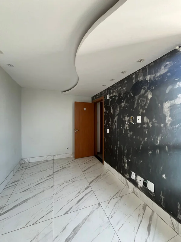 Aluga-se apartamento com 2 quartos sendo 1 banheiro social, Sala com luzes de Le...