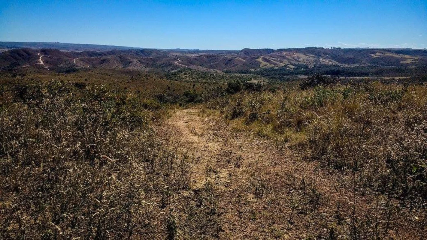 Fazenda - 34 hectares. Possui uma pequena casa de 02 quartos. Tem Rio, nascente....