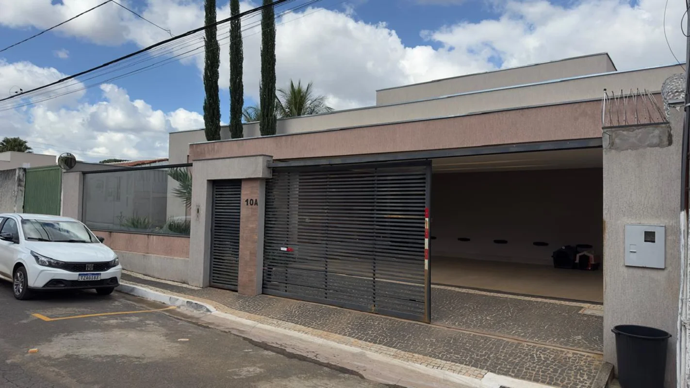 Descubra uma casa de alto padrão em Vicente Pires, DF, localizada na Rua 4 Chaca...