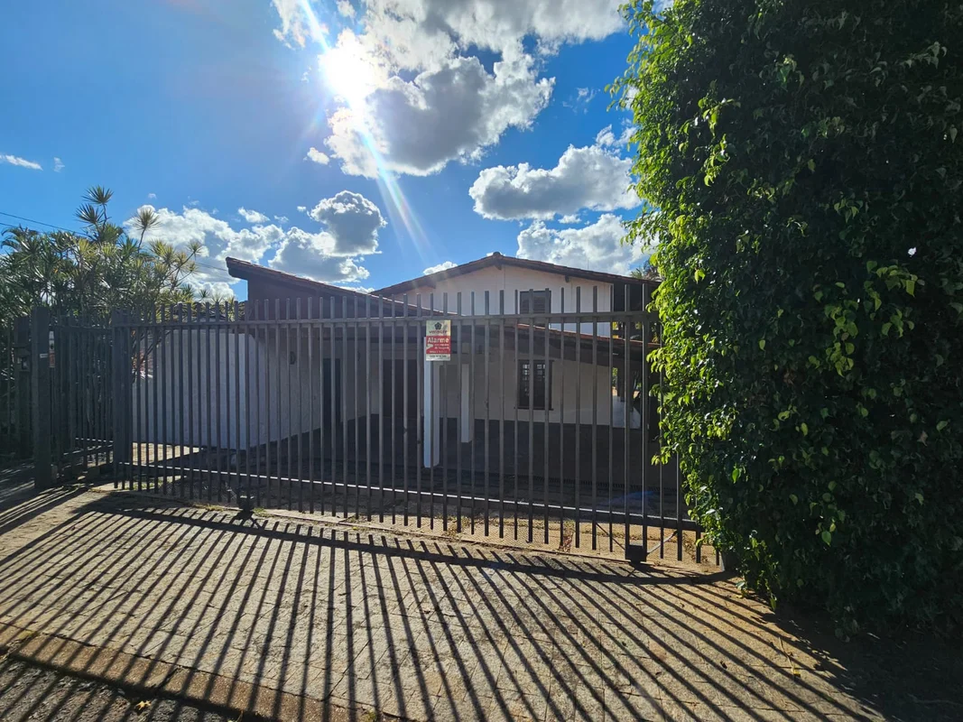 Casa para aluguel em ótima localização, próxima a supermercado, escolas e com fá...