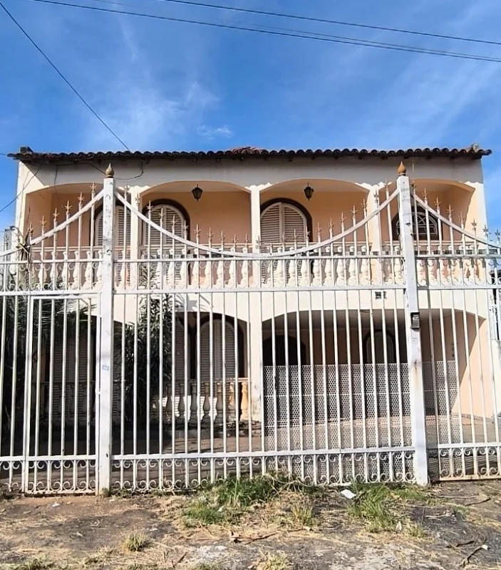 Casa com 02 pavimentos, sendo no primeiro pavimento composto de ampla sala de es...