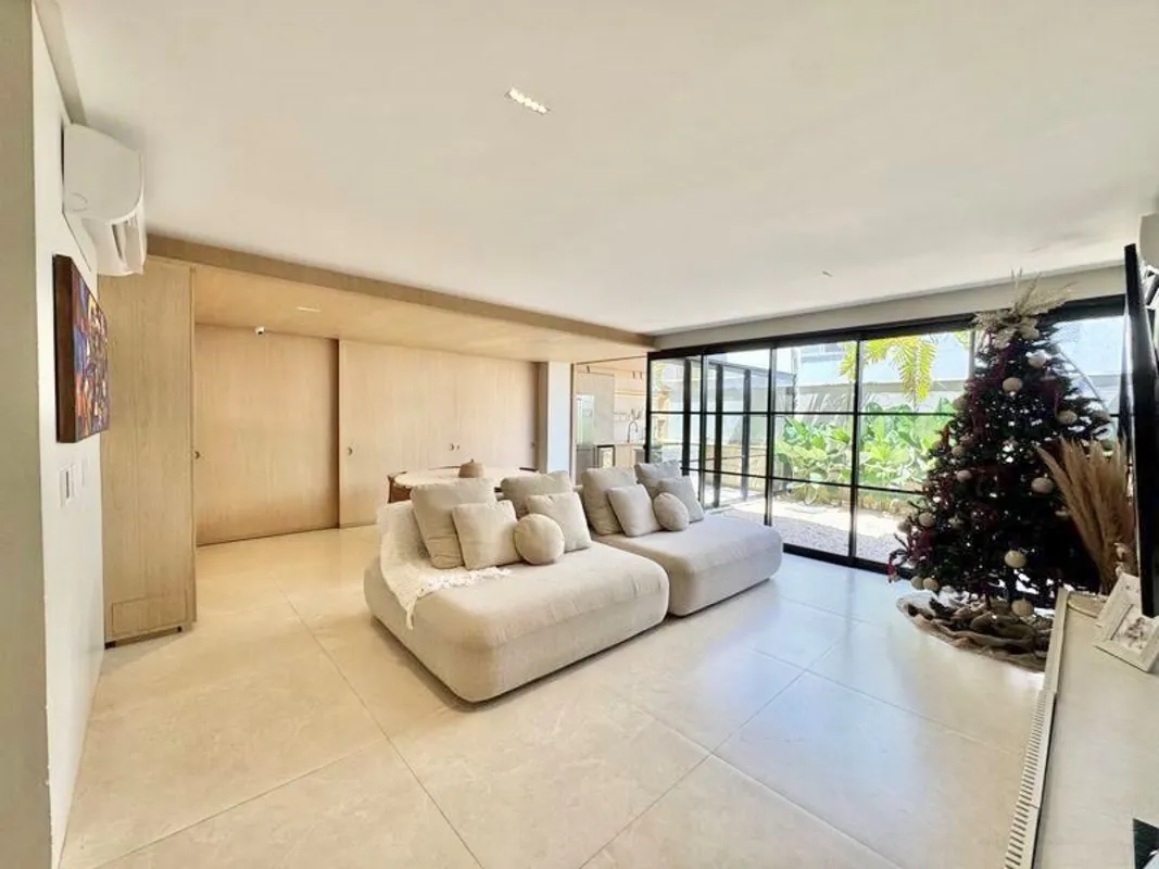 Descritivo Geral:•? ?A casa ganhou uma expansão de cerca de 30 m², totalizando 1...