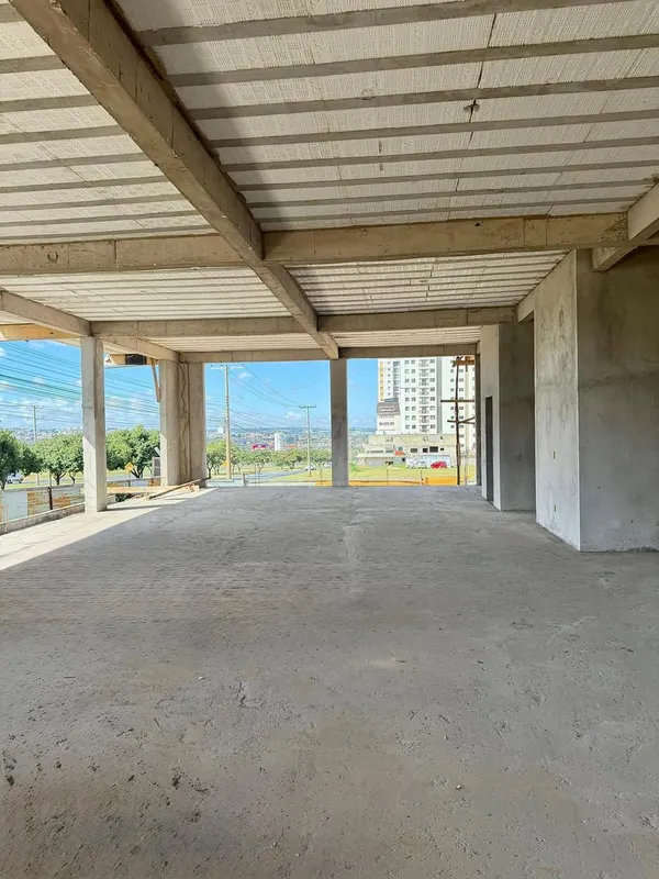 Loja com pé direito alto, no lugar mais movimentado de Samambaia.Loja com 2 anda...