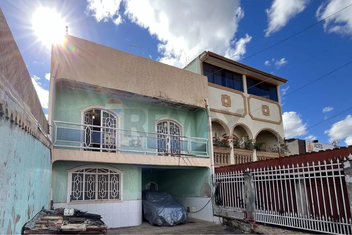 Casa com 3 pavimentos e aproximadamente 190 m² de área construída, em terreno de...