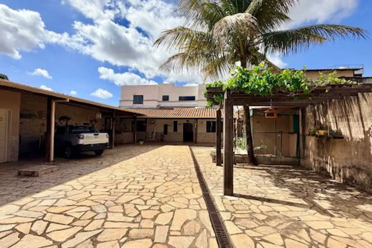 CASA 2 QUARTOS VARANDA COM CHURRASQUEIRA TERRAÇO E ESCRITÓRIOUm imóvel amplo, fu...