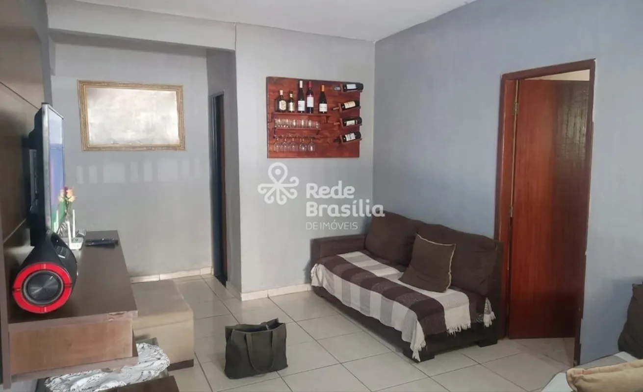 Casa à venda na QE 404 - Samambaia norte. - Sala de estar espaçosa- Cozinha func...
