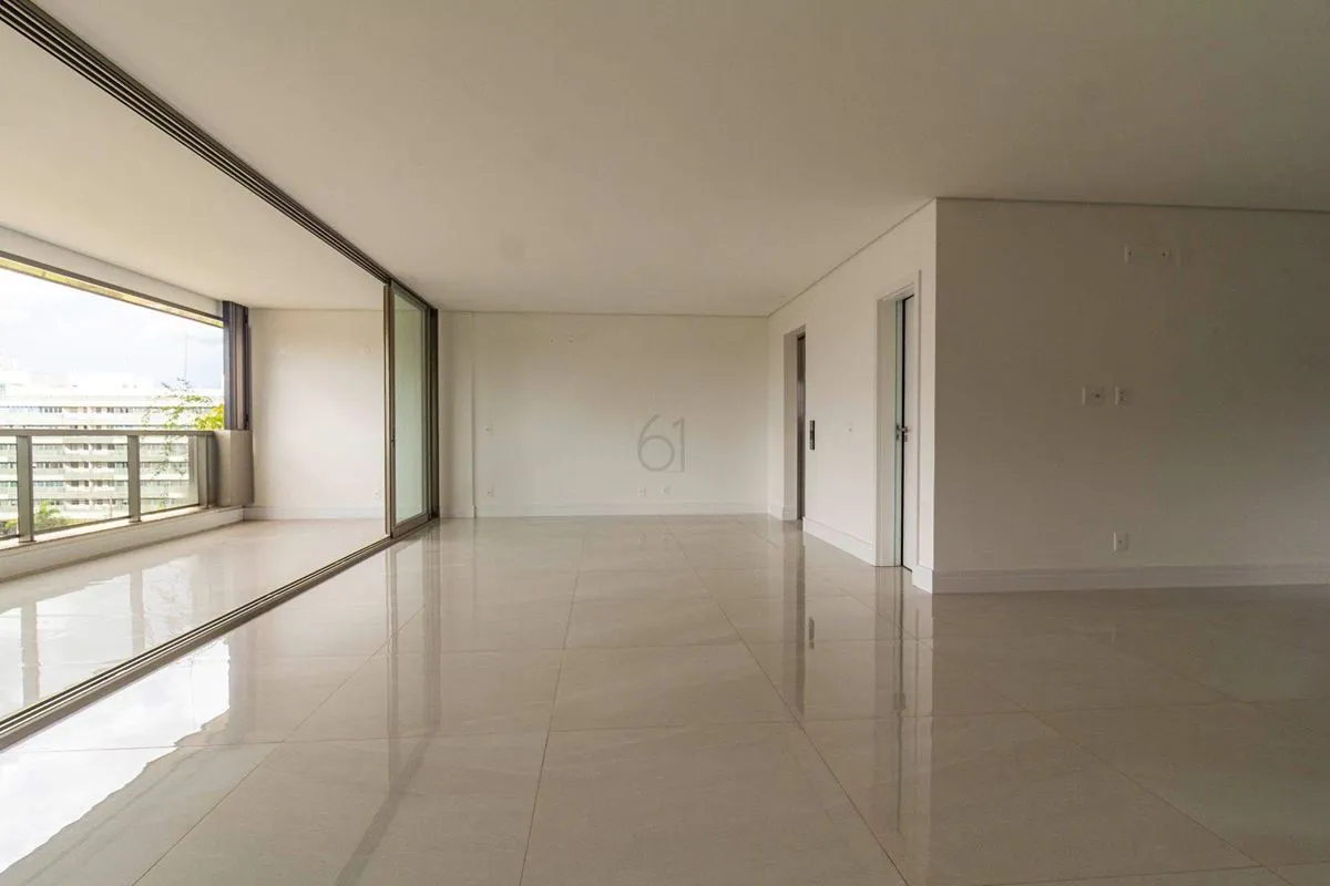 Apartamento reformado e de alto padrão, com 246,25m², localizado em uma das melh...