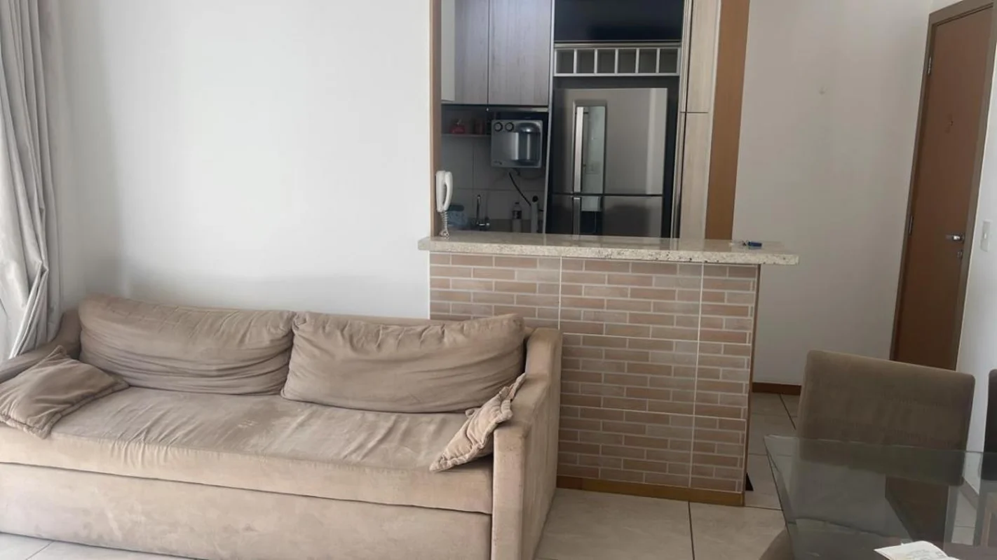 Sala com varanda composta: sofá, mesa com cadeiras, painel sem TV,Banheiro com b...