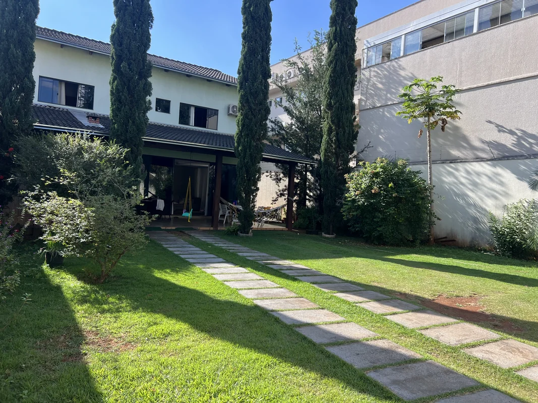 Excelente sobrado no Setor Oeste ?Próximo à Alameda das Rosas ????495m² de terre...