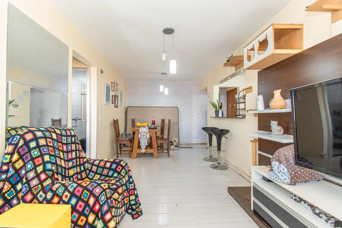 Apartamento Diferente: com sala e cozinha grande ventilada, com muitos armários ...