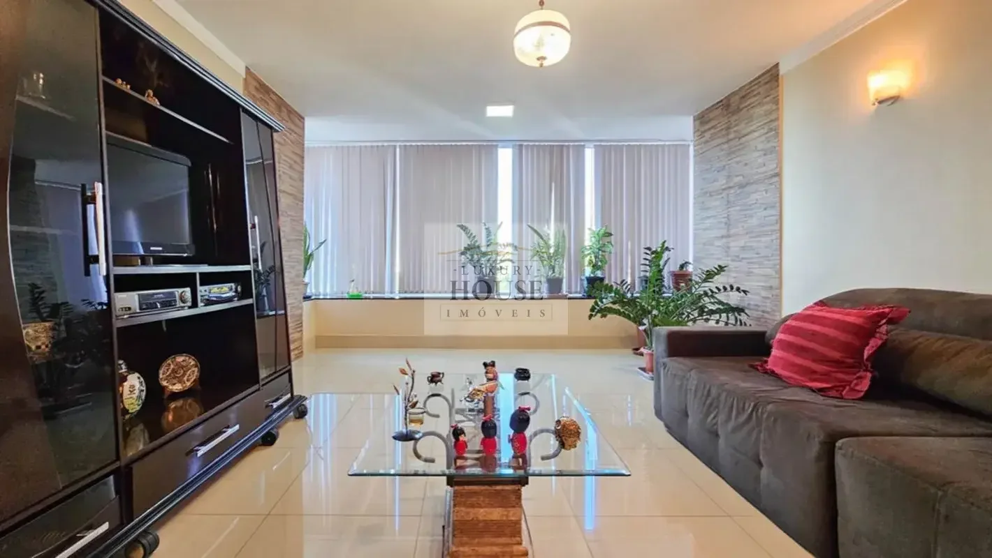 Conheça este apartamento de 3 dormitórios com suíte na SQN 304, ASA NORTE, Brasí...