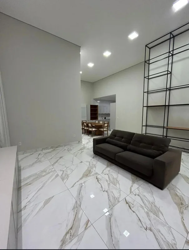 Alugo casa com armários planejados, sendo três suítes, sala com pé direito alto,...