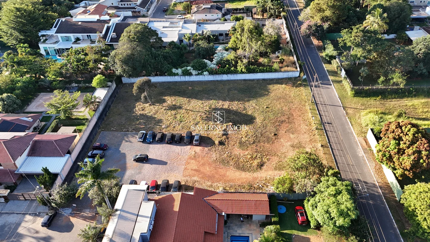 Um terreno à altura de grandes projetos.Em uma localização nobre, cercada por tr...