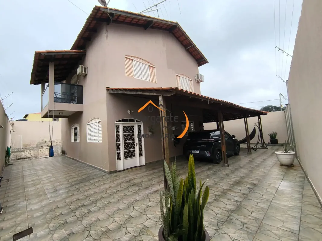Imobiliária Margarete Corrêa vende Casa no Condomínio Serra Dourada IIDF 150, co...