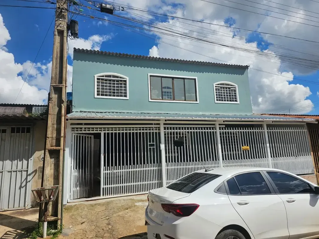 O sobrado no bairro Recanto das Emas tem 250 metros quadrados com 4 quartos send...