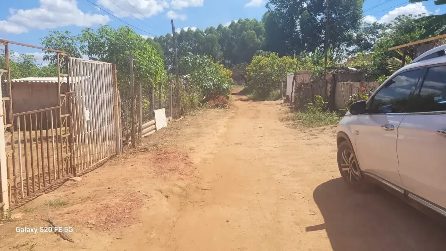 O imóvel no bairro Recanto das Emas possui 490 metros quadrados com aceita 50 % ...