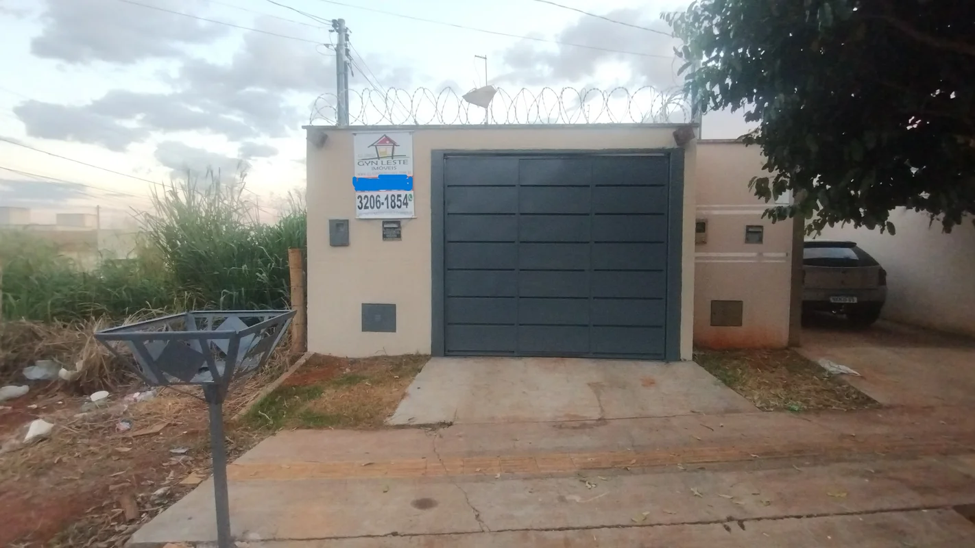 Linda casa com 2 quartos, sendo um suíte, sala com cozinha americanas (armários ...