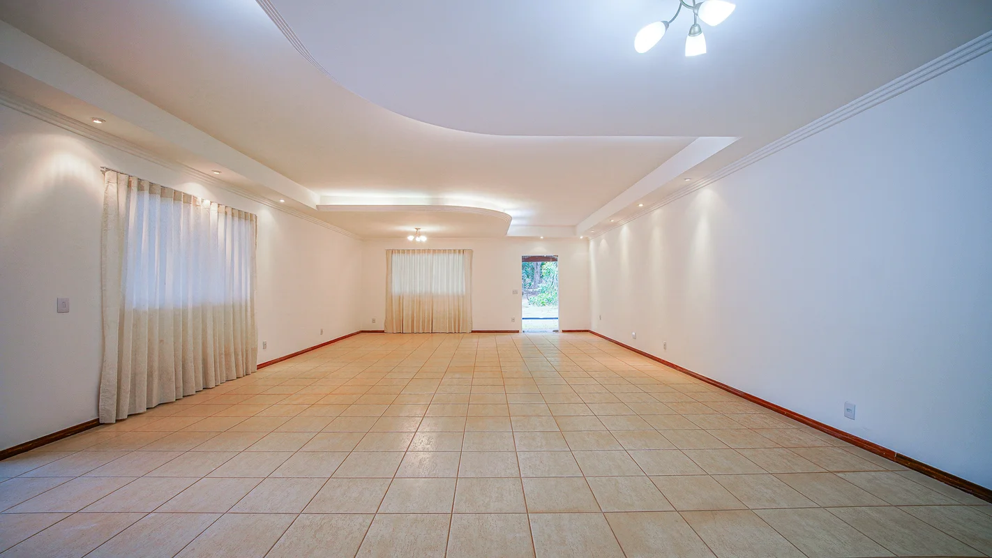 Descubra uma residência espaçosa e confortável situada na SMLN MI Trecho 3, no L...