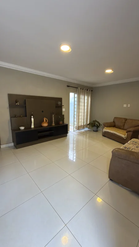 Madel imobiliária vende casa na Quadra 13 de Sobradinho.Descrição:4 quartos send...