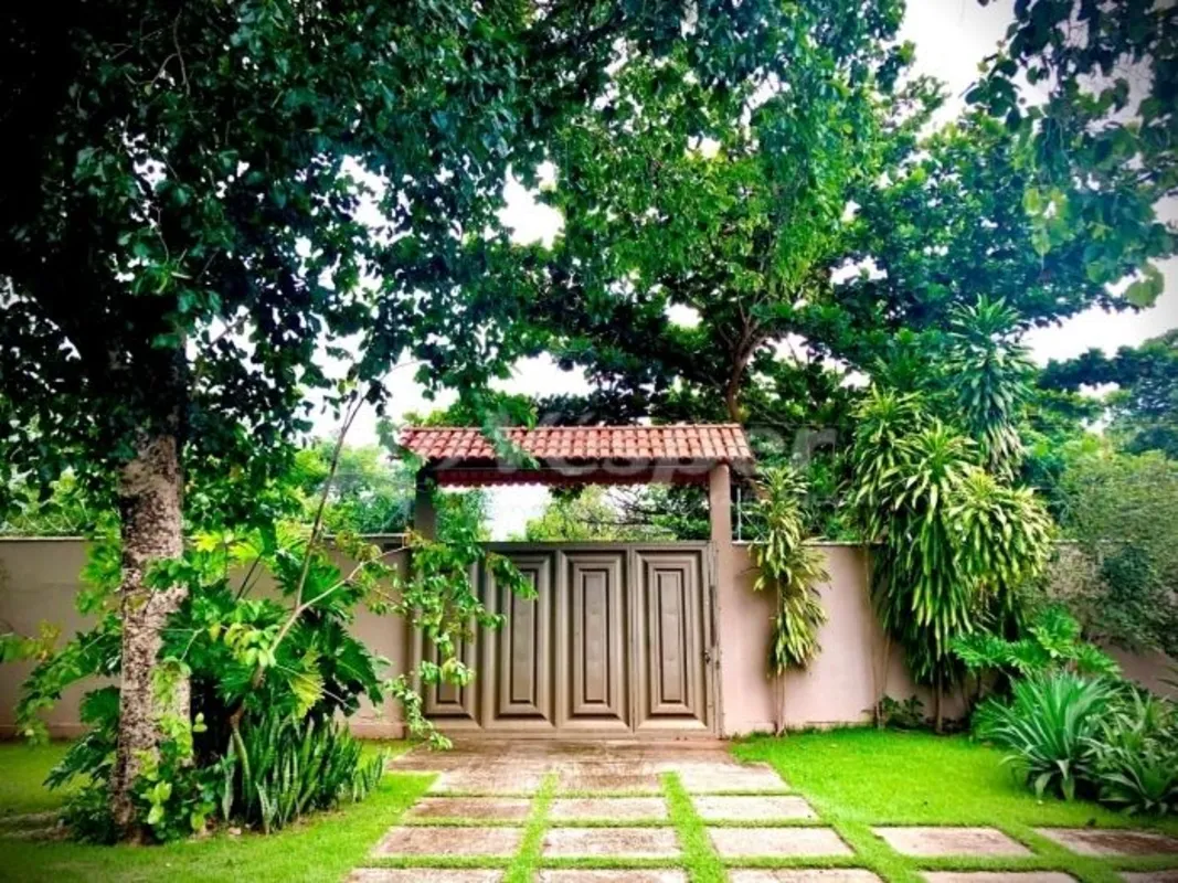 Casa com área total de 2.150,00 m, toda murada com muros de 2,5 metros de altura...