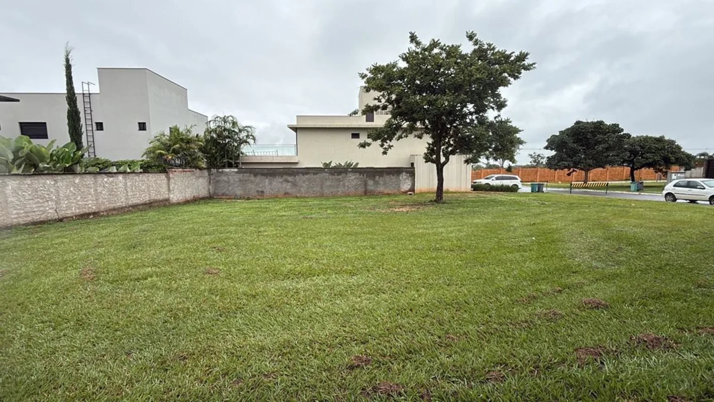 Excelente terreno para construir em um dos condomÃ­nios mais valorizados de GoiÃ...