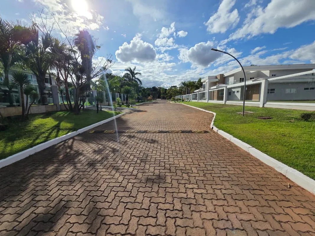 Excelente oportunidade na Quadra 05 do Park Way. Lote exclusivo em condomínio de...